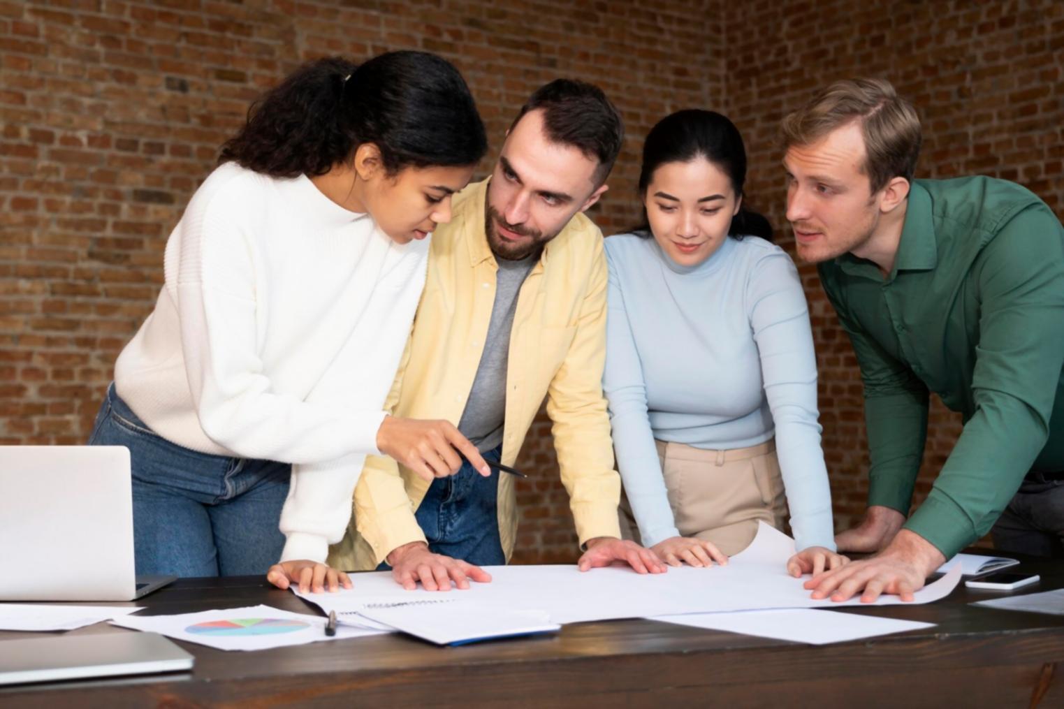 Familia revisando su presupuesto consolidado