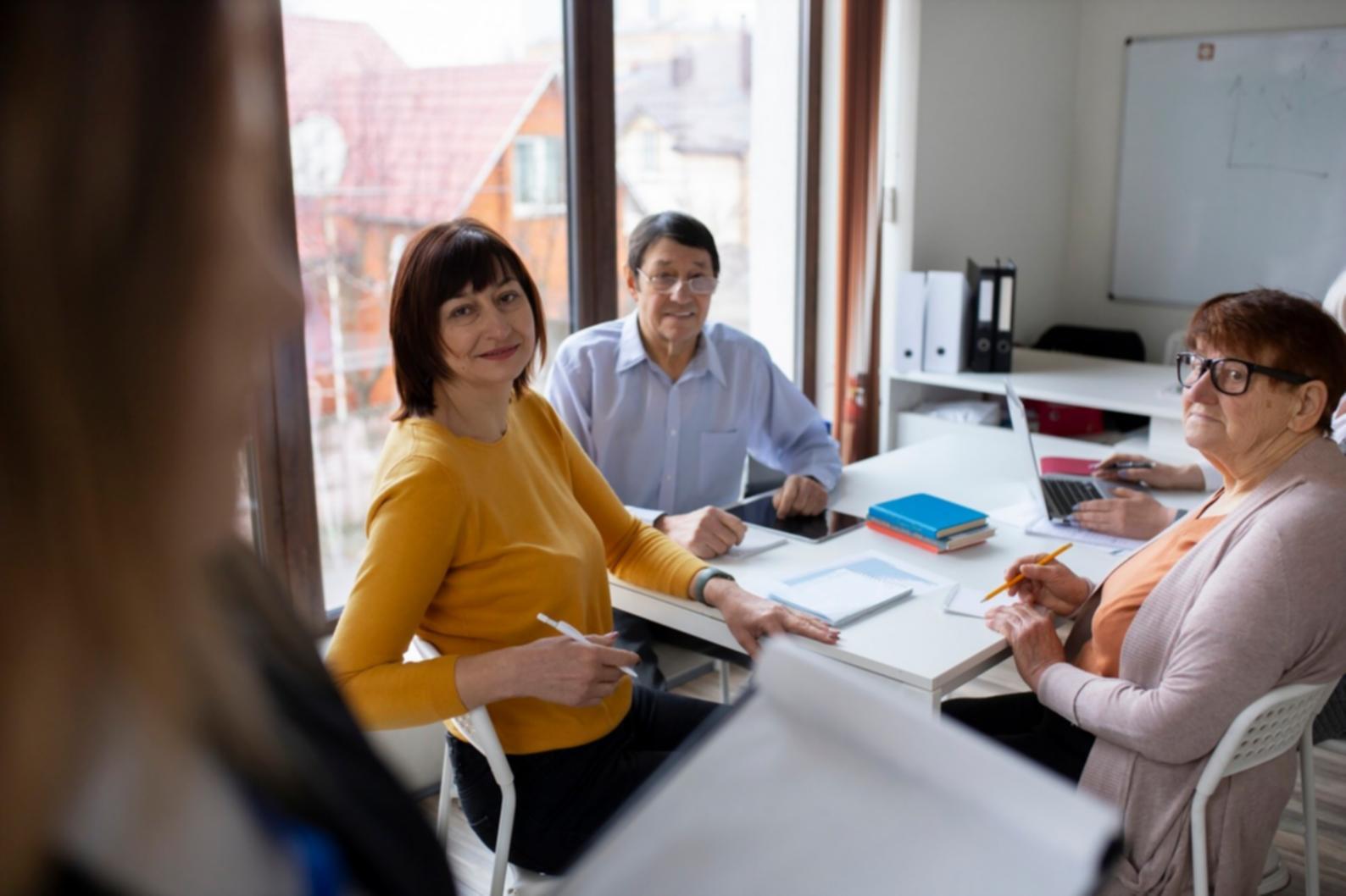 Equipo de trabajo colaborando en estrategia financiera